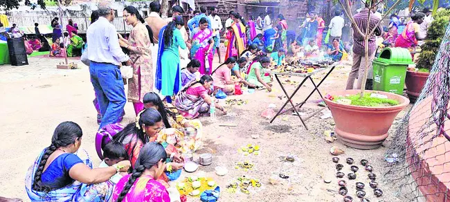 దక్షిణకాశీకి పోటెత్తిన భక్తులు 