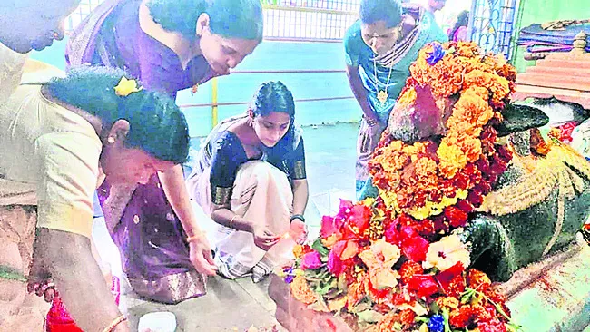 మత్స్యగుండంలో పీవోతిరుమణి శ్రీపూజ పూజలు
