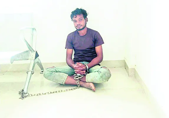 పోలీసు స్టేషన్‌ నుంచి నిందితుడు పరార్‌