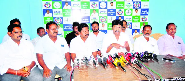 స్కాంను డైవర్ట్‌ చేయొద్దు రామకృష్ణా 