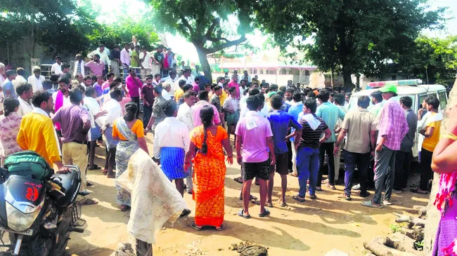 కుటుంబ సమస్యలతో వివాహిత ఆత్మహత్య 