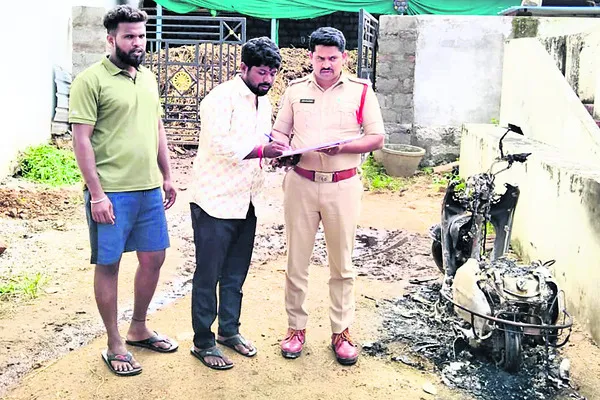 ఇంటి ముందు పెట్టిన స్కూటీ దగ్ధం