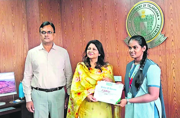 ‘ఆదర్శ’ంగా నిలిచిన విద్యార్థినులు 