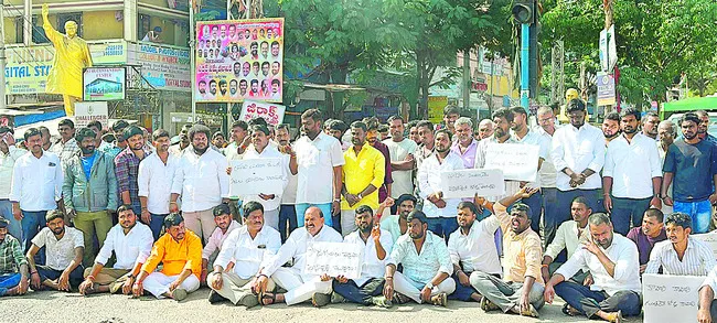 రక్తం ఏరులై పారుతున్నా పట్టించుకోరా?