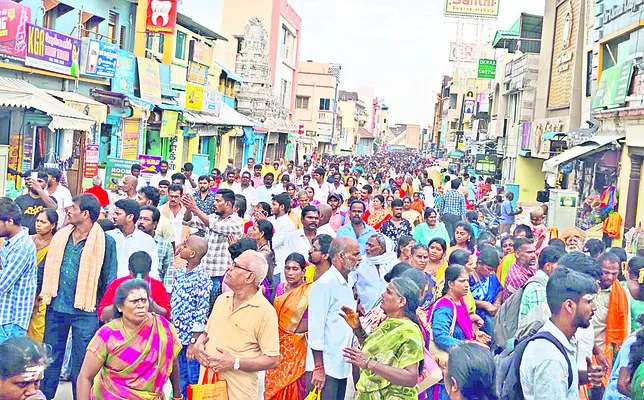 భక్తులతో గిరివలయం కిటకిట