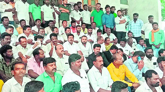 అన్బుమణి మద్దతుదారుల ధర్నా 