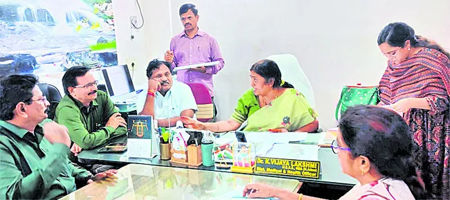 ప్రభుత్వ ఆసుపత్రుల్లో ప్రసవాలు పెంచాలి 