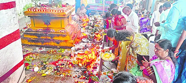 ఆకాశ వీధిలో.. అందాల జాబిలి 