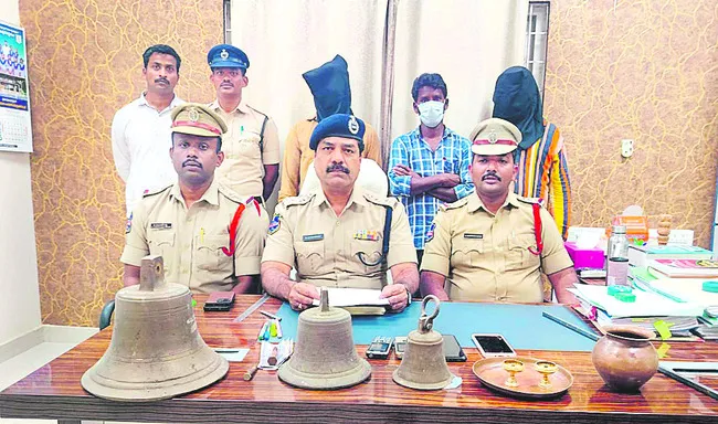 గుడులు టార్గెట్‌గా వరుస చోరీలు