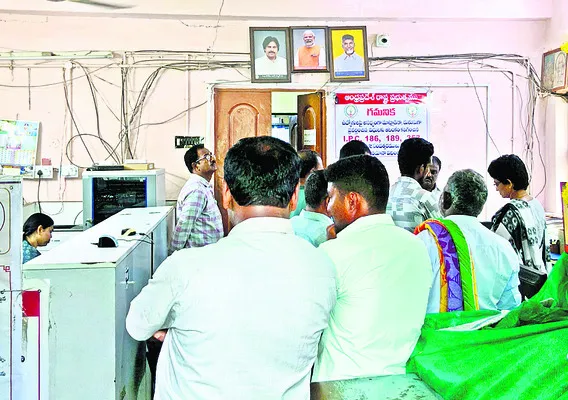 తలుపులు మూసి.. సెల్‌ఫోన్లు లాక్కుని 