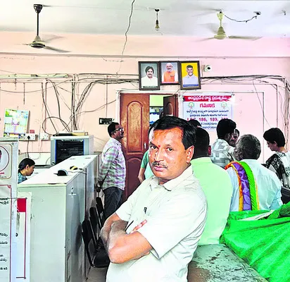 తలుపులు మూసి.. సెల్‌ఫోన్లు లాక్కుని