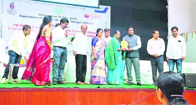 గుర్రంపోడు మోడల్‌ స్కూల్‌కు ఉత్తమ అవార్డు