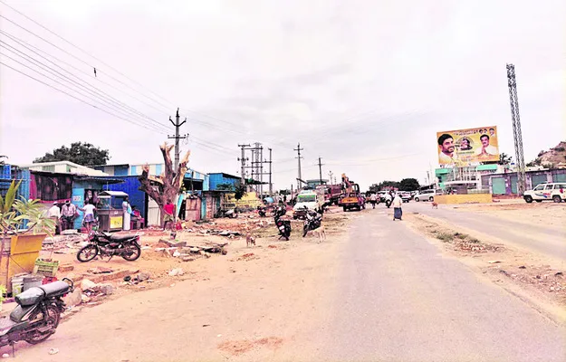 గృహ నిర్మాణ సంస్థ  ఉద్యోగులకు నోటీసులు 