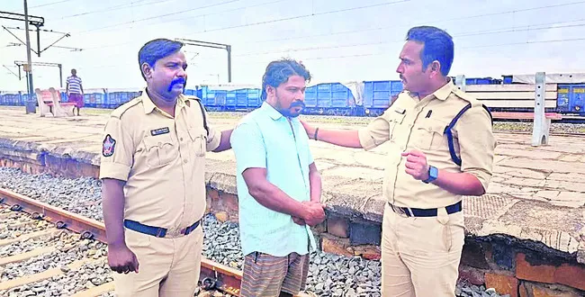 ఆత్మహత్యను నివారించిన పోలీసులు 