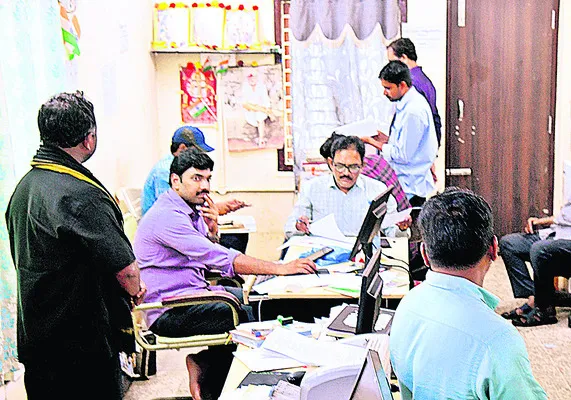 రిజిస్ట్రేషన్స్‌ శాఖలో ఏసీబీ అలజడి 