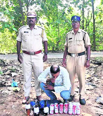 డిఫెన్స్‌ మద్యంతో వ్యక్తి అరెస్ట్‌ 