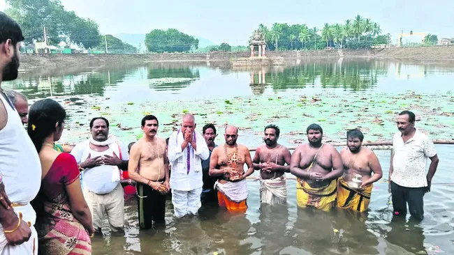 నేత్రపర్వం.. శోభనాచలుడి చక్రస్నానం 