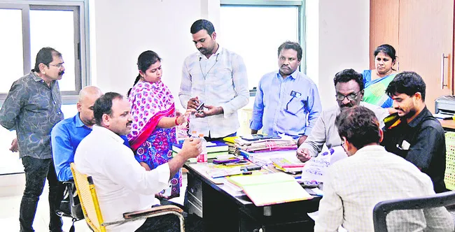 సబ్‌ రిజిస్ట్రార్‌ కార్యాలయంలో ఏసీబీ తనిఖీలు