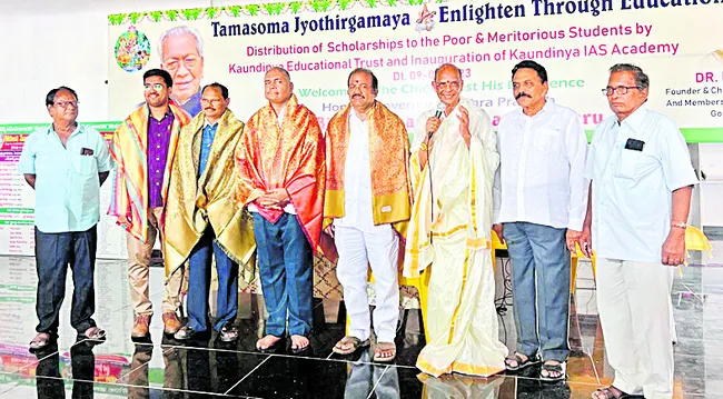 సమాజ హితులకు సత్కారం 