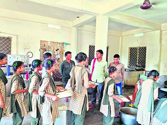 ఆశ్రమ పాఠశాల సందర్శన 