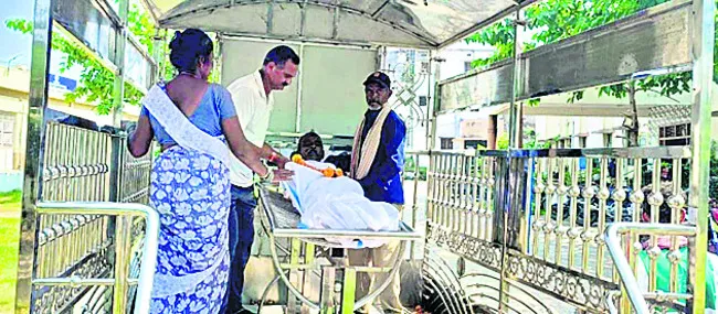 మానవత్వం చాటుకున్న ఏఎస్‌ఐ 