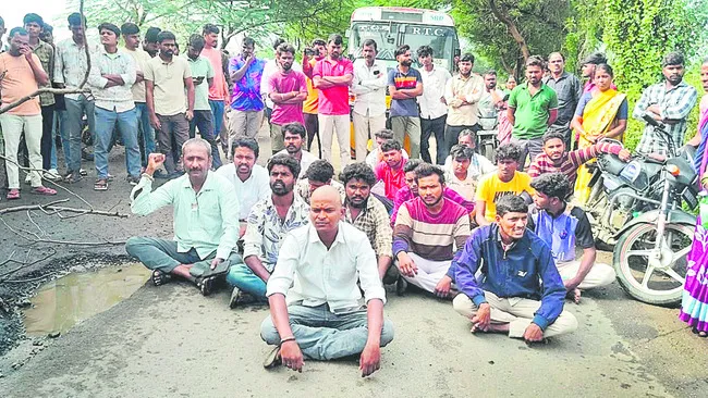 నేతలకు రోడ్ల సెగ 