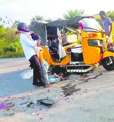 బైక్‌ను తప్పించబోయి ఆటో బోల్తా 