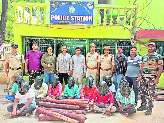 20 ఎర్రచందనం దుంగల స్వాధీనం