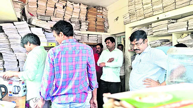 సబ్‌ రిజిస్ట్రార్‌ కార్యాలయాల్లో ఏసీబీ సోదాలు