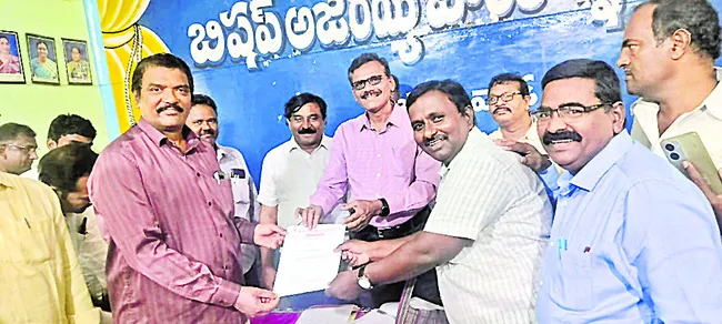 ఉరేసుకొని మహిళ ఆత్మహత్య 