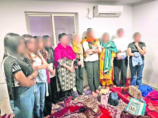 హైటెక్‌ వ్యభిచారం గుట్టు రట్టు 