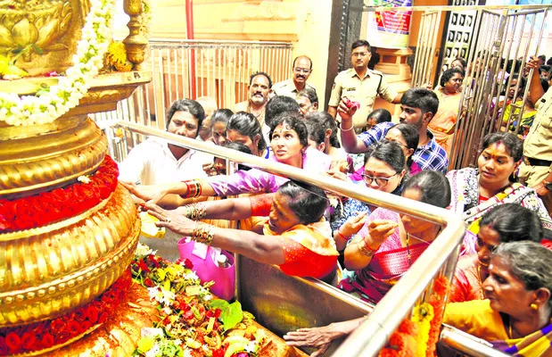 సత్యదేవునికి భక్త నీరాజనం