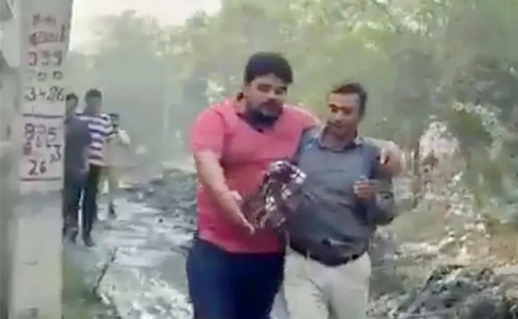 Farmer leader makes Junior engineer walk in sludge