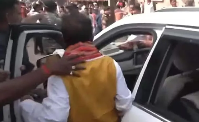 బిహార్‌ ఎన్నికలు.. డిప్యూటీ సీఎం కాన్వాయ్‌పై రాళ్ల దాడి