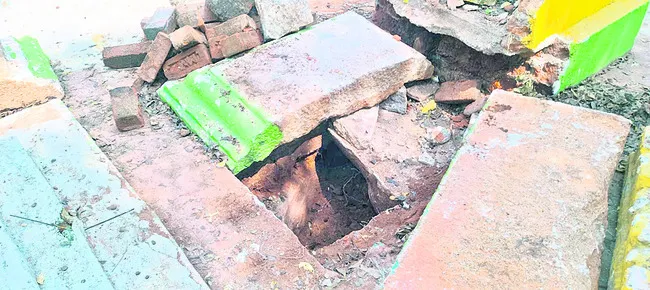 గుప్తనిధుల తవ్వకాల కలకలం 