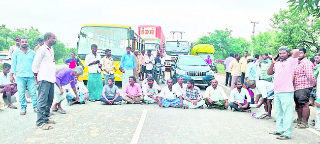 సీసీఐ కేంద్రం వద్ద రైతుల ధర్నా 