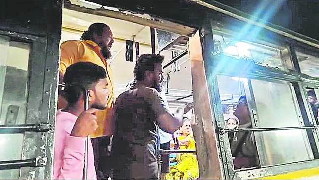 టికెట్‌ తీసుకోమన్నందుకు దాడి 