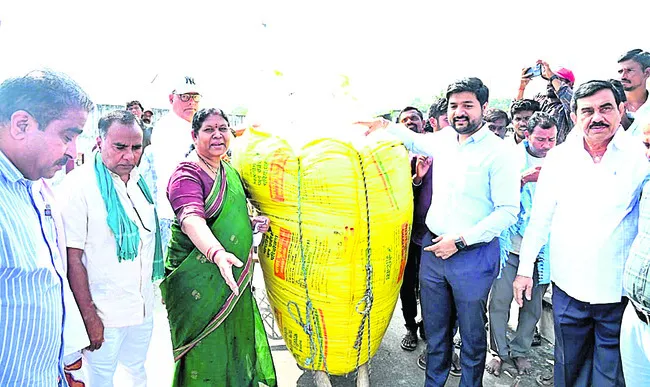 సీసీఐ కేంద్రాల్లో           మద్దతు ధర 
