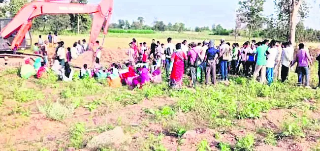 పోడు భూముల్లో కందకాలు..