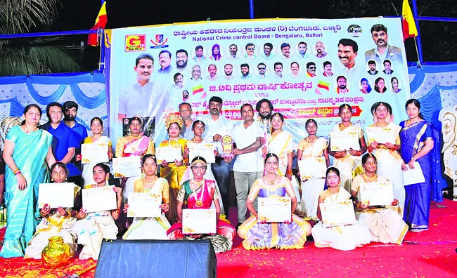 సమస్యలు వెలికి తీయడం మీడియా బాధ్యత