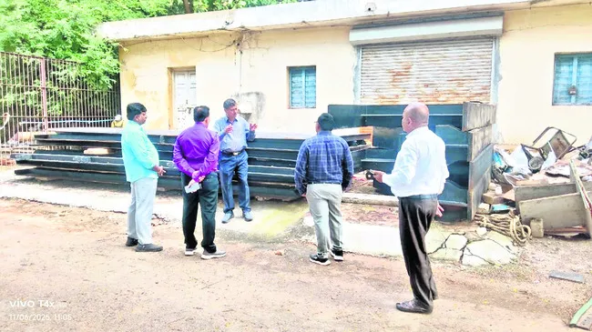 క్రస్ట్‌గేట్ల తయారీ  పనుల పరిశీలన 