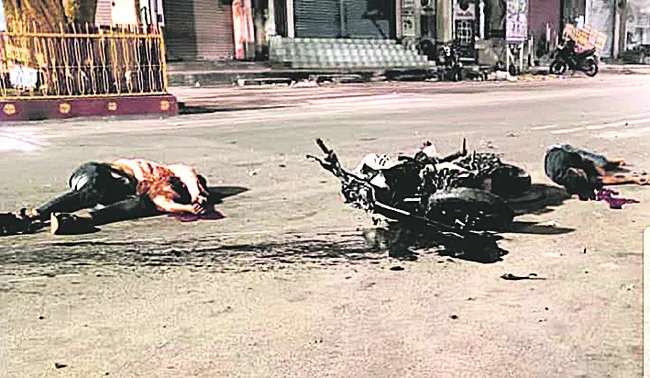 లారీని బైకు ఢీకొని ఇద్దరు మృతి