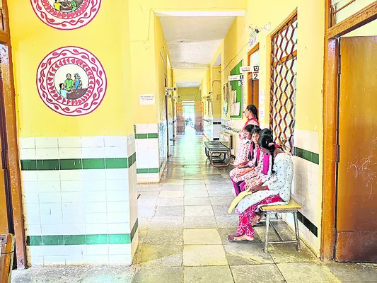 ఆశ్రమ పాఠశాల  విద్యార్థులకు జ్వరం 
