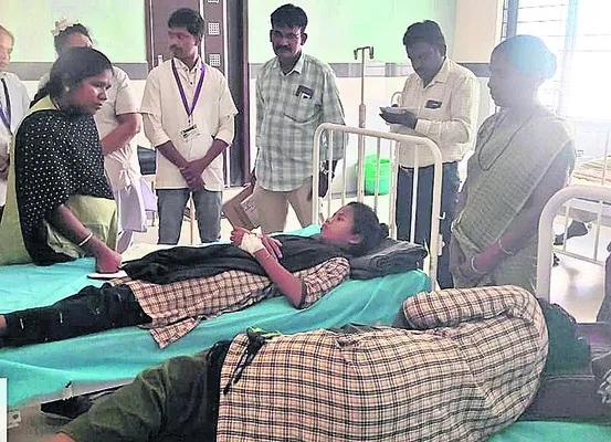 వసతి గృహంలో పరిశుభ్రతకు ప్రాధాన్యం ఇవ్వాలి 