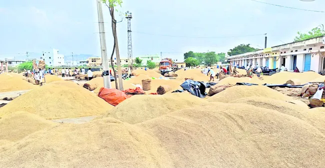 మార్కెట్‌కు పోటెత్తిన ధాన్యం 