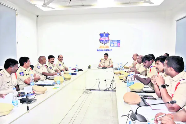 పెండింగ్‌ కేసులపై విచారణ చేపట్టాలి 