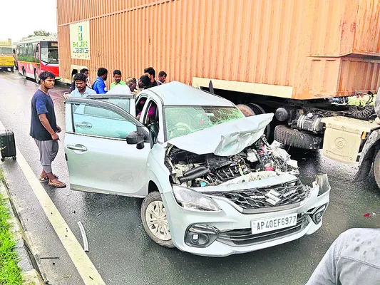 రోడ్డు ప్రమాదంలో  కారు నుజ్జు 
