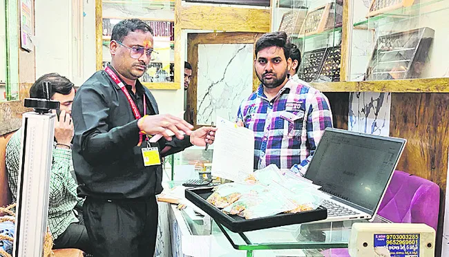బంగారం దుకాణాల్లో బీఐఎస్‌ అధికారుల సోదాలు
