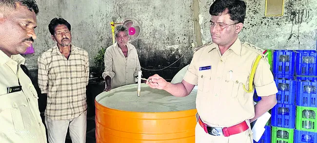 ‘కల్లు’ తేలేసినా.. కళ్లు మూసుకునే! 