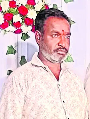 పెళ్లి పత్రికలు పంచుతూ పరలోకాలకు..